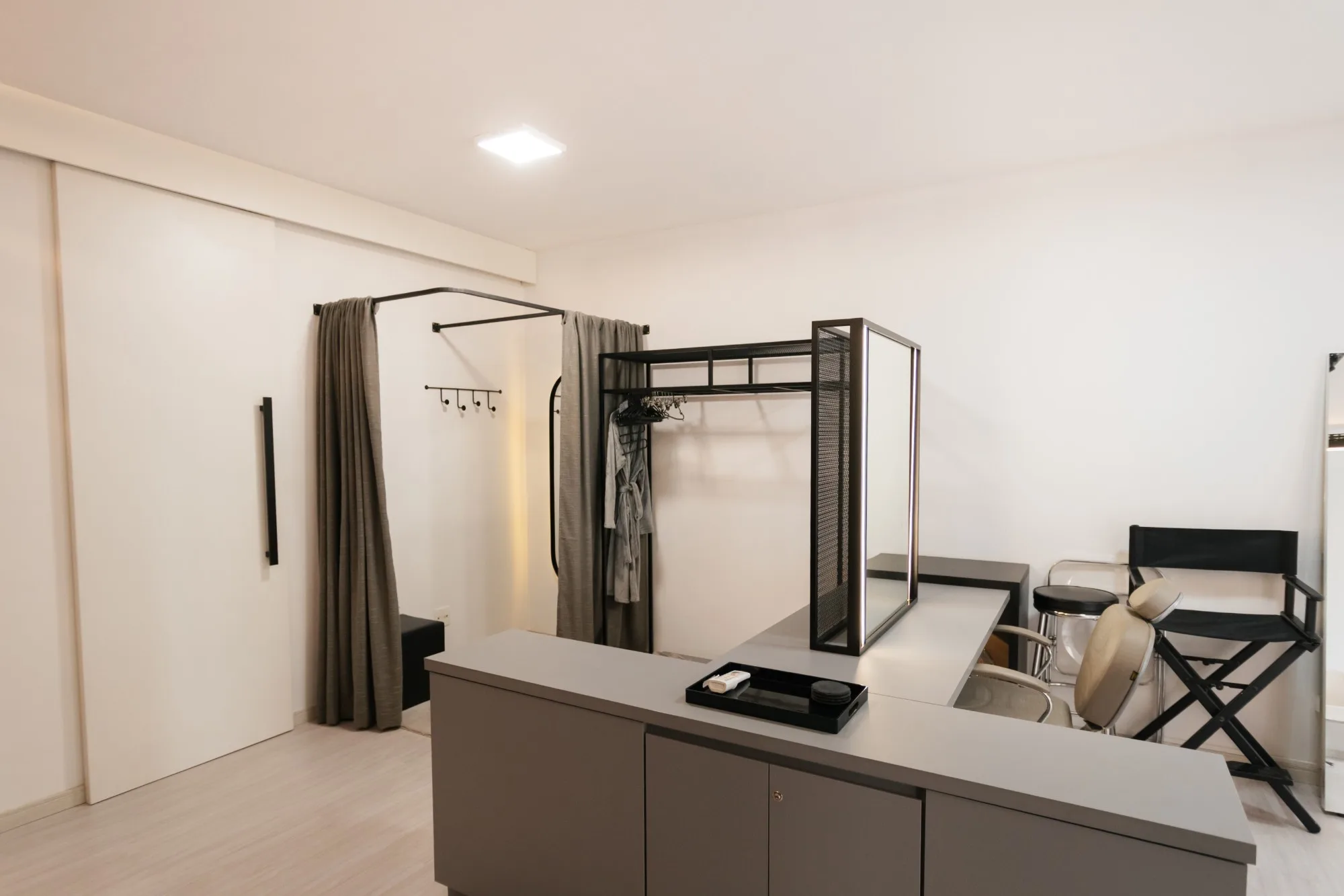 Camarim com provador, cabideiro e penteadeira