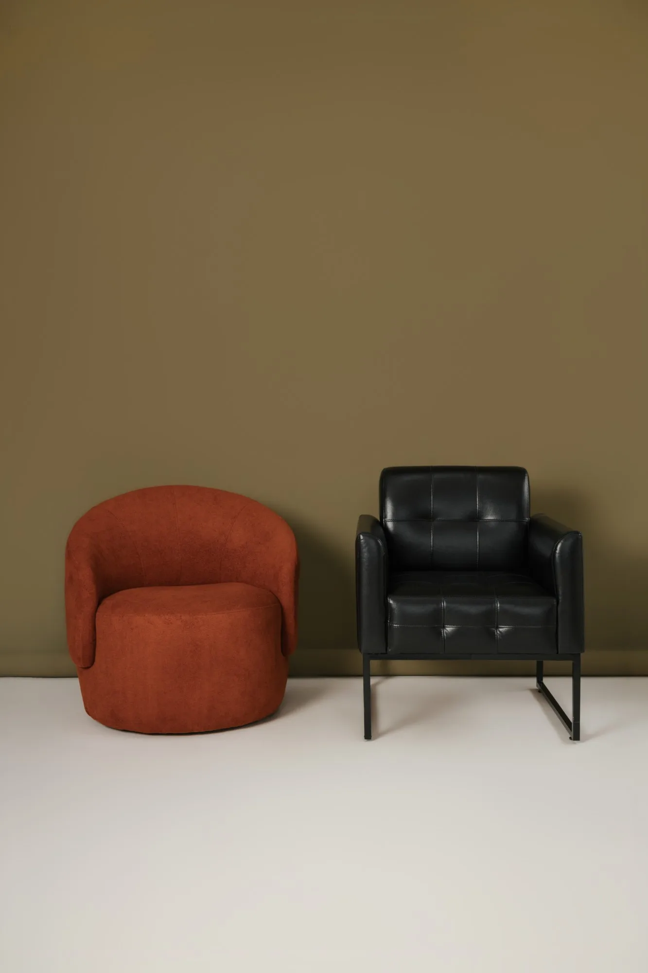 Fundo verde-oliva com poltronas em couro e tecido