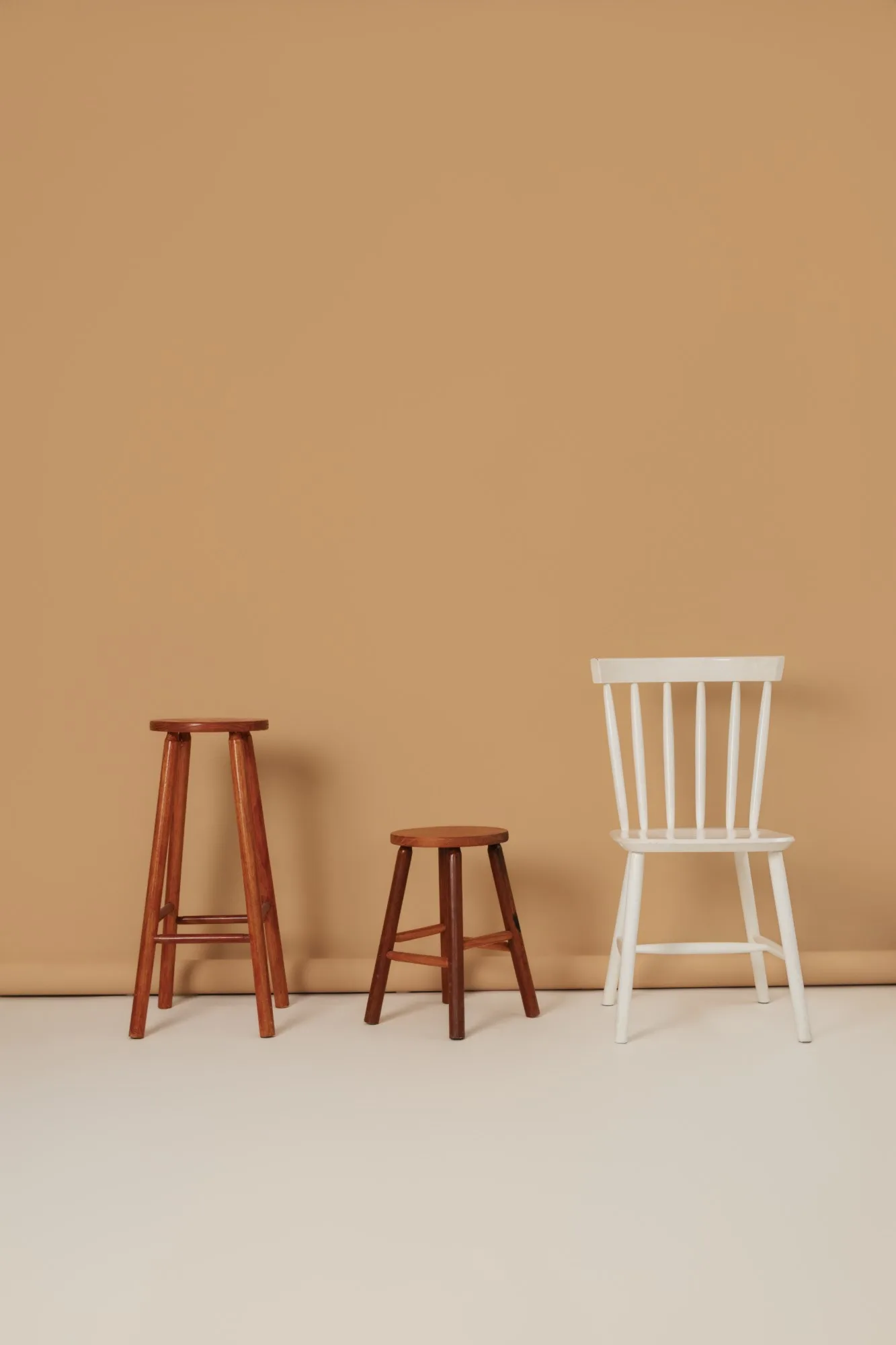 Fundo caramelo com banquetas de madeira e cadeira branca